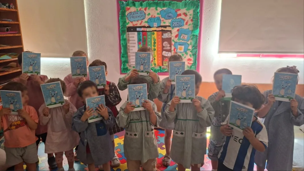 Casa FC Porto de Marco de Canaveses entrega livros "O Mundo do Marquinho" às crianças do Jardim de Infância da Searinha